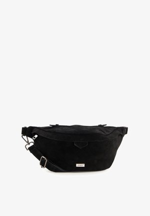 Schwarze Wildleder-Crossbody-Tasche mit flachem Design, verstellbarem Tragegurt und kleinem Logoschild. Verfügt über einen Reißverschluss und eine glatte Textur.