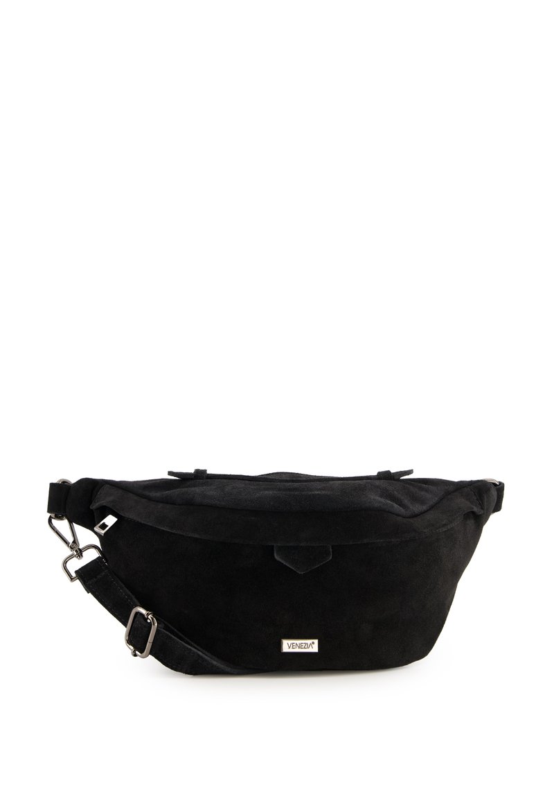 Schwarze Wildleder-Crossbody-Tasche mit flachem Design, verstellbarem Tragegurt und kleinem Logoschild. Verfügt über einen Reißverschluss und eine glatte Textur.