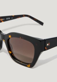 Skildpadde-mønstrede firkantede solbriller med brune linser og Tommy Hilfiger-logo på tempelarmen.