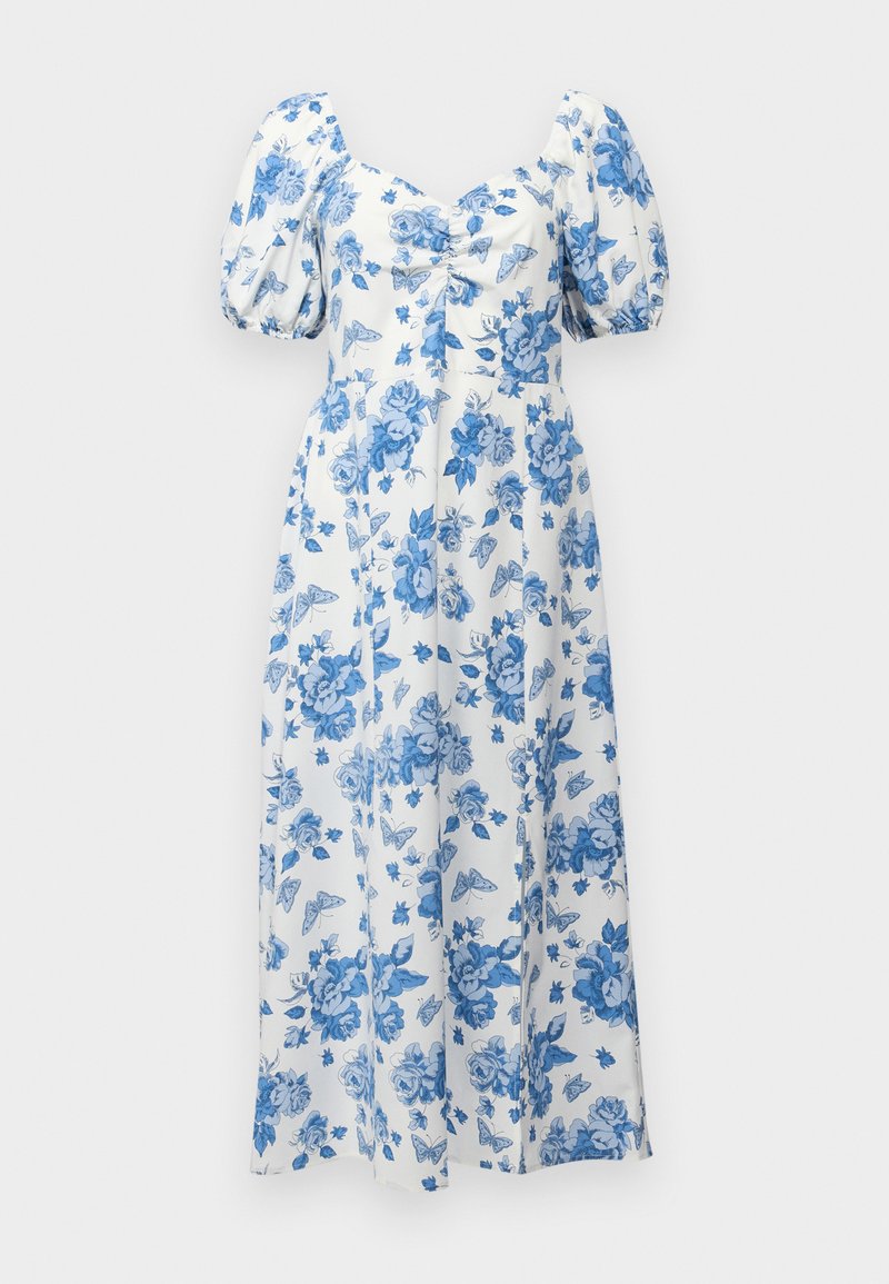 Robe florale avec un fond blanc, ornée de roses bleues et de papillons, manches bouffantes, décolleté carré et longueur totale.