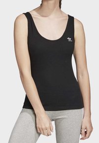 Svart linne i bomull med rundad halsringning, prytt med en liten vit Adidas-logga på bröstet och en åtsittande design.