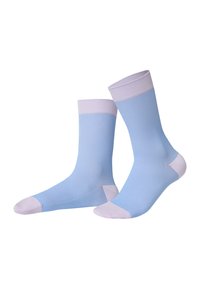 Hellblaue gerippte Socken mit einem lavendelfarbenen Bündchen und Zehenakzenten, aus einem glatten Stoff gefertigt und mit einem nahtlosen Design ausgestattet.