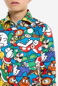Kleurvol kortgemoffeld shirt met verschillende cartoonfiguren op een blauwe achtergrond, met een button-down kraag en een gladde stofstructuur.