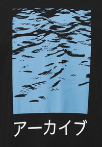 Juodas marškinėlis su mėlyno vandens bangų grafika ir balta japonų kalba žemiau. Dizainas turi smulkių detalių ir įvairių bangų raštų.