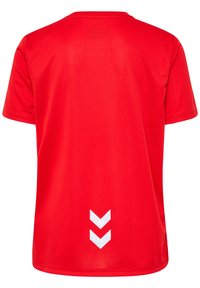 T-shirt de sport rouge en polyester, avec un design uni, des manches courtes et un motif chevron blanc au dos.