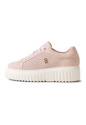 Jasnoróżowy zamszowy sneaker z perforowanym bocznym panelem, różowymi sznurowadłami, złotym logo „B” i grubą białą, żłobioną podeszwą.