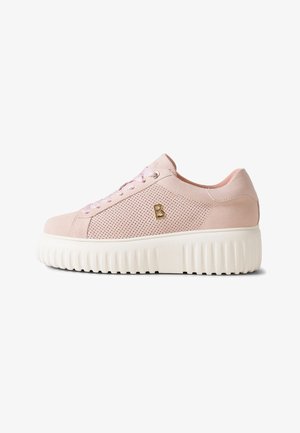Lichtroze suède sneaker met geperforeerd zijpaneel, roze veters, gouden "B" logo en dikke witte geribbelde zool.