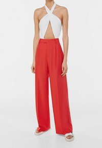 Bershka Tygbyxor - red