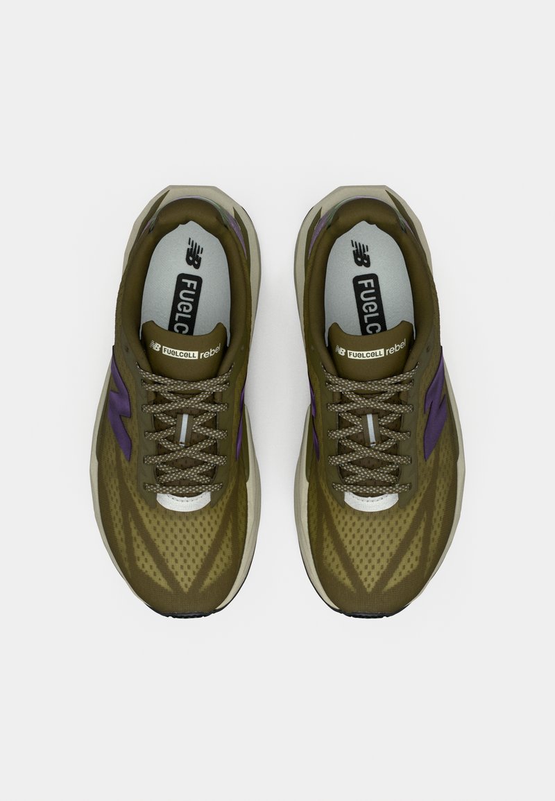 New Balance FuelCell Rebel sneakers har en grøn mesh-overdel med lilla accenter, struktureret design og reflekterende snørebånd.