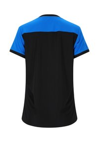 Svart kortärmad skjorta med en blå övre ryggsektion, har en rundhals och en jämn tygtextur. Enkelt mönster med kontrasterande färger.