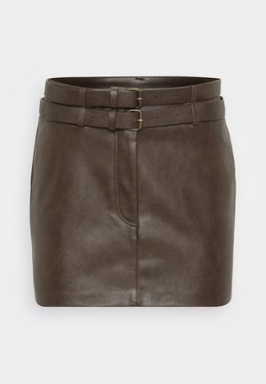 Pruun nahkne mini-seelik topeltklambriga detailiga taljes, sujuva tekstuuri, vormikohase lõike ja diskreetsete taskutega.