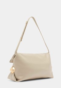 Borsa in pelle beige con forma rettangolare, una tracolla singola e un'accents geometrica dorata sul lato. Texture liscia e opaca.