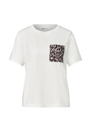 T-shirt blanc à manches courtes avec col rond et une grande poche à imprimé léopard sur la poitrine gauche.