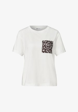 Hvid t-shirt med korte ærmer, rund halsudskæring og en stor leopardprint-lomme på venstre bryst.