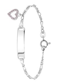 Zilveren armband met een glad, rechthoekig label, voorzien van een klein hartvormig bedeltje bezet met roze stenen en een karabijnhaak. De ketting heeft een gedraaide design.