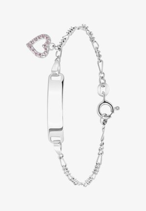 Zilveren armband met een glad, rechthoekig label, voorzien van een klein hartvormig bedeltje bezet met roze stenen en een karabijnhaak. De ketting heeft een gedraaide design.