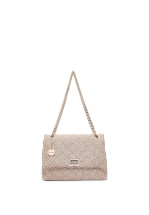 Sac à main beige avec texture à motif losange, bandoulière chaîne dorée, fermoir rectangulaire et étiquette métallique ronde portant le nom de la marque.