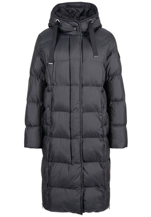 Long manteau matelassé noir avec capuche, fermeture éclair frontale et boutons-pression, poches latérales et cordons noirs réglables sur la capuche.