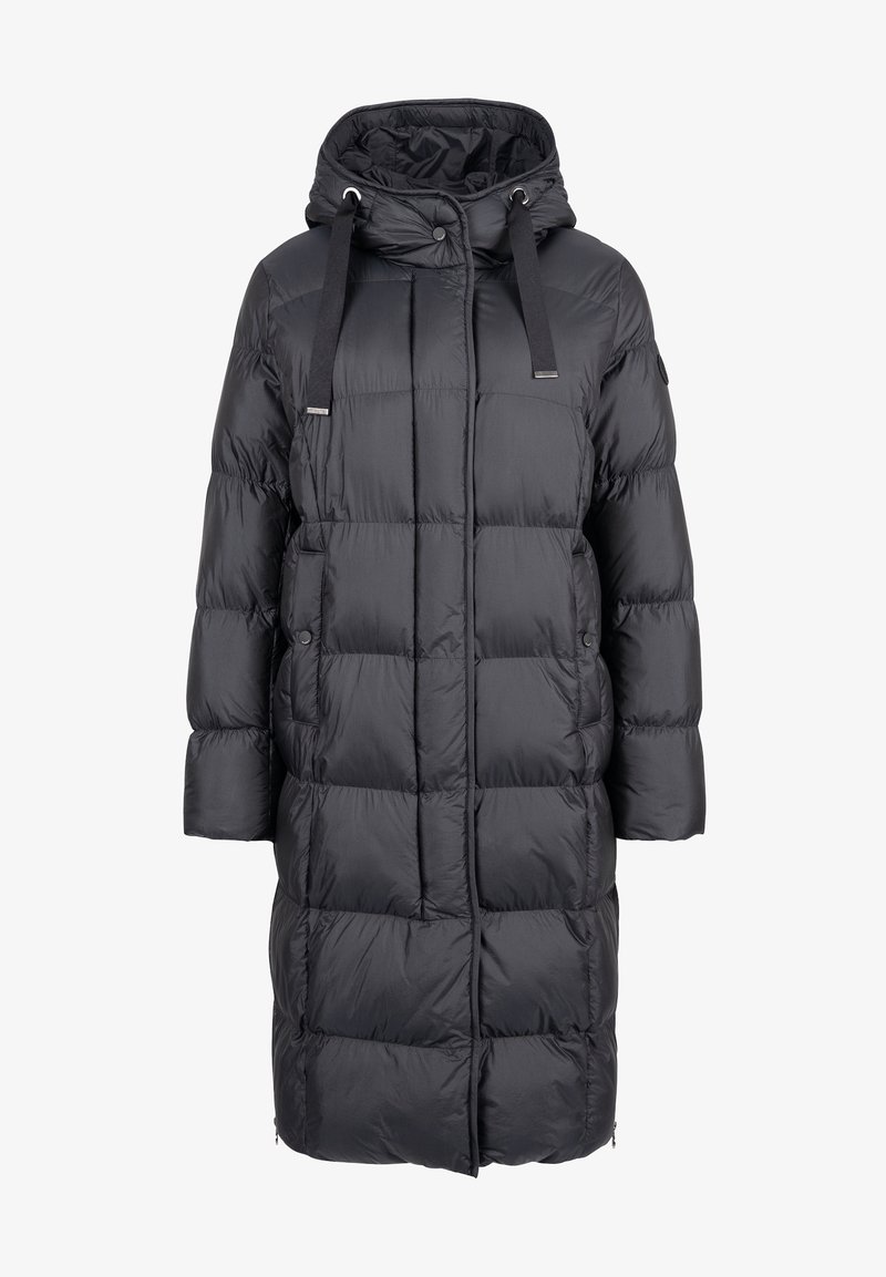 Long manteau matelassé noir avec capuche, fermeture éclair frontale et boutons-pression, poches latérales et cordons noirs réglables sur la capuche.