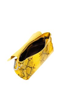Sárga kígyóminta clutch táska, textúrált bőrből készült, cipzáros záródással és dekoratív fém lánc díszítéssel. Belseje sötét szövet.