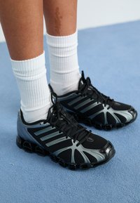 MEGA GHOSTRIDE UNISEX - Sportbačiai - core black/iron met