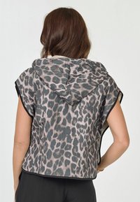 Gek�ürzte Kapuzenjacke im grauen und schwarzen Leopardenmuster aus leichtem, strukturiertem Stoff mit kontrastierendem schwarzen Besatz.