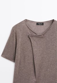 Maglietta a maniche corte color taupe in maglia con scollatura asimmetrica con bottoni e colletto rotondo, etichettata Massimo Dutti.