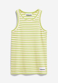 Débardeur côtelé sans manches à rayures horizontales vertes et blanches, encolure ronde, avec une petite étiquette noire "ARMEDANGELS" à l'ourlet.