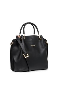 Zwarte leren handtas met een gestructureerde afwerking, gouden hardware accenten, dubbele handgrepen bovenaan en een verstelbare schouderriem.