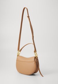 Borsa a spalla in cuoio chiaro con forma arrotondata, dettagli in metallo dorato e tracolla regolabile. Texture liscia e design minimalista.