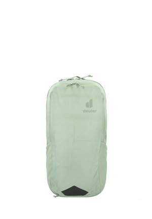 Hellgrüner Rucksack mit rechteckiger Form, aus strukturiertem Stoff, mit einem oberen Reißverschluss, Seitentaschen und einem schwarzen Bodenakzent.