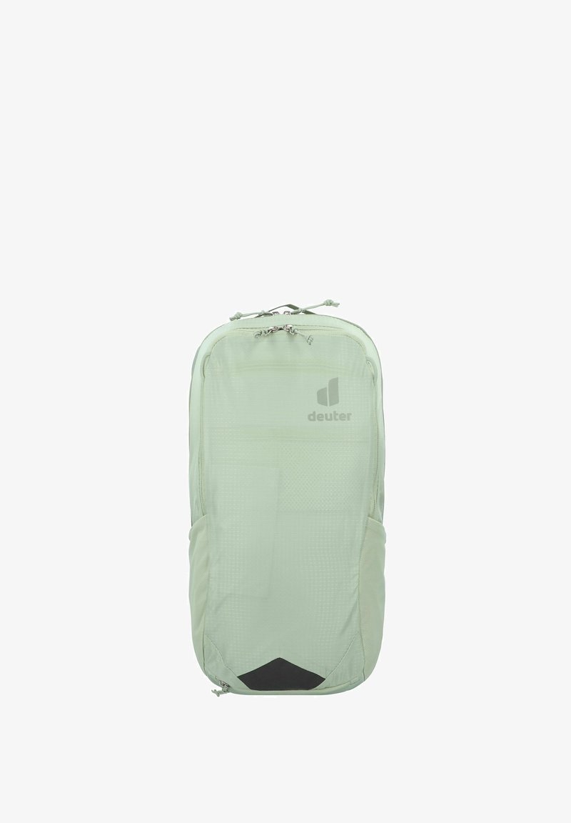 Mochila verde claro con forma rectangular, hecha de tejido texturizado, que cuenta con un cierre superior, bolsillos laterales y un acento negro en la parte inferior.