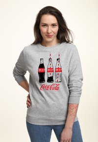 Felpa grigia con tre bottiglie di Coca-Cola stilizzate, due con cannucce a righe rosse e bianche, e testo Coca-Cola rosso.