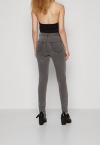 Noisy May Vaqueros pitillo - grey denim