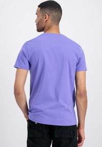 Alpha Industries SMALL LOGO - Jednoduché tričko - electric violet