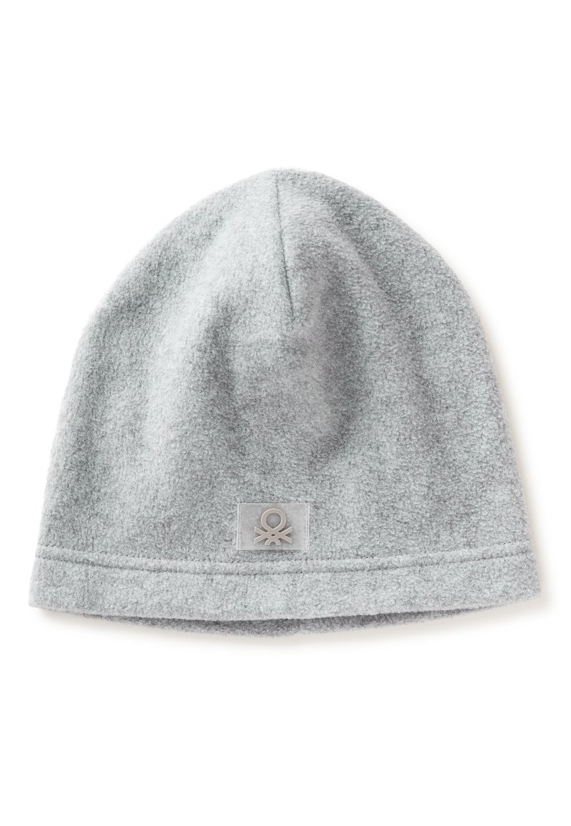 Bonnet en polaire gris avec une texture lisse, une forme arrondie et un ourlet cousu. Présente une petite étiquette claire avec un logo sur le côté.