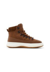 Botas altas de cuero marrón con acentos de ante, que presentan un sistema de cordones oscuros, una entresuela blanca y una suela exterior de goma texturizada color goma.