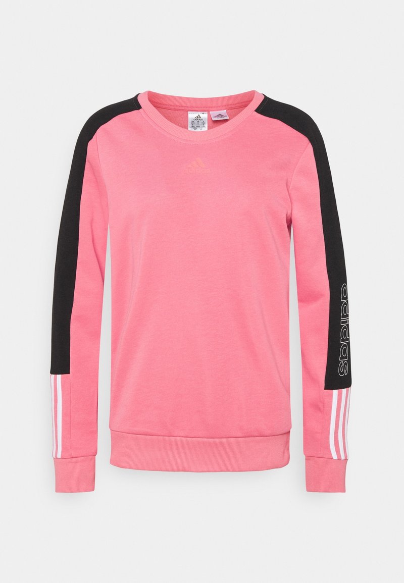 Sweat-shirt rose à manches longues avec panneaux noirs aux épaules, bandes blanches sur le bas des manches, et logo Adidas sur le bras gauche et la poitrine.
