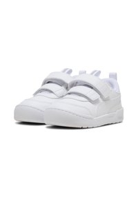 Des chaussures de sport blanches avec une tige en cuir lisse, deux bandes Velcro, un bout arrondi et une semelle en caoutchouc avec des motifs de texture.