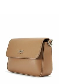 Kompaktowa, tan skórzana torba na ramię z klapką i srebrnym logo OCHNIK z przodu.