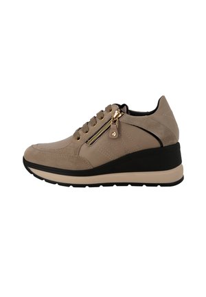 Sneaker beige con tacco a zeppa, realizzato con un mix di suede e pelle, dettagli in cerniera dorata e lacci testurizzati. Suola nera.