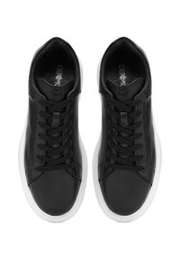 Sneaker in pelle nera con una finitura liscia, dotate di sei passanti, lacci neri e una suola in gomma bianca a contrasto.