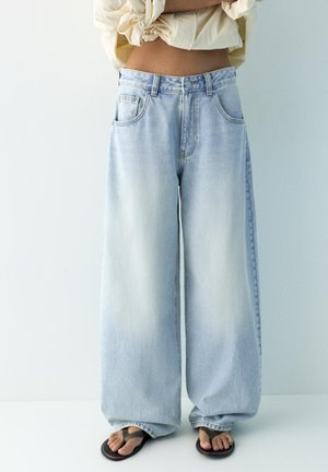 PULL&BEAR EMBROIDERED BARREL - JEANS - Wide Leg - light blue denim