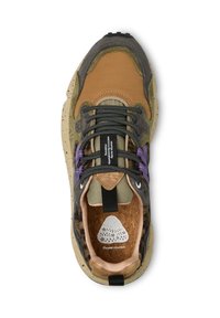 Multibarevné tenisky s kombinací hnědých, zelených a šedých materiálů. Texturovaná tkanina, kontrastní tkaničky a skvrnitá podrážka.