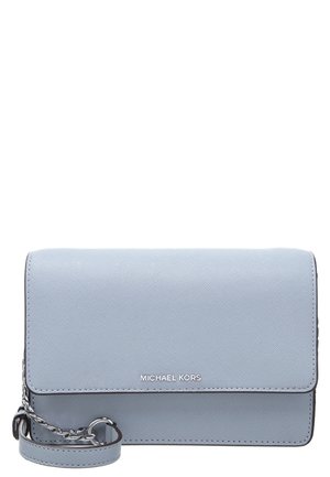 Jasnoniebieska torebka Michael Kors na ramię z srebrnym łańcuszkowym paskiem i logo na przedniej klapce, wykończenie z teksturowanej skóry.