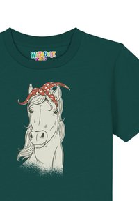 Teal katoenen T-shirt met een crème paardenillustratie en een rood stippenbandana, gedetailleerd met lijntekeningen en schaduw.