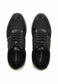 Scarpe da ginnastica nere con una tomaia testurizzata, dettagli lucidi e lacci. Presentano un logo e una soletta imbottita. Design con punta arrotondata.