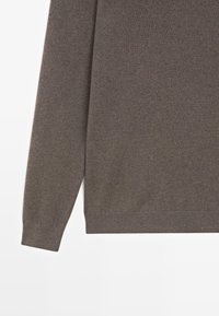 Brązowy sweter dzianinowy o gładkiej fakturze, z długimi rękawami i ściągaczem na dole. Posiada klasyczny krój i prosty design bez wzorów.