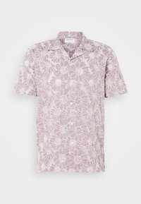 Chemise à manches courtes boutonnée avec motif floral blanc découpé sur tissu lavande, avec col et boutons à l’avant.