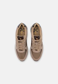 Lichtbruine sneakers van suede en leer, met een ronde teen, beige veters, metallic accenten en gestructureerde zijpanelen.